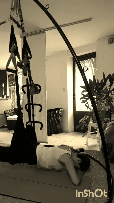 mouvement de détente sur le hamac de yoga